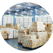 裝配工精細(xì)打包裝貨